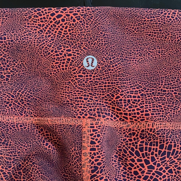 Lululemon leggings size 4/25 inseam. Like new. - Picture 4 of 4